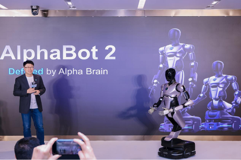 智平方发布全新一代智能机器人 AlphaBot 2