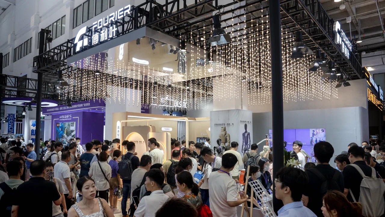 傅利叶亮相WRC 2025：GR-3 演绎 “有爱的” 人机交互，具身智能康复港开启康养新范式