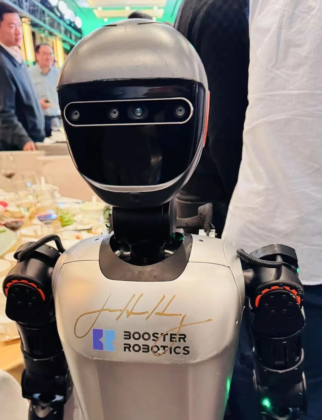 Booster T1 亮相英伟达迎春会，全球批量出货并获得黄仁勋签名